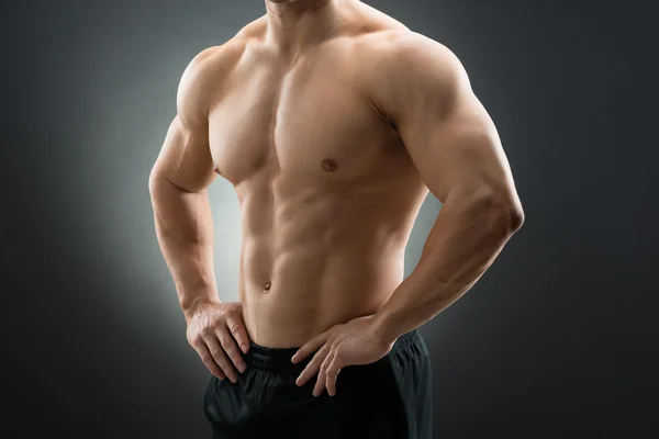 Muskulöser Mann mit den Händen an der Hüfte — Stockfoto