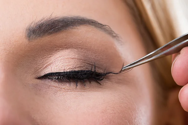 Hand Putting False Eyelashes — Stock Photo, Image