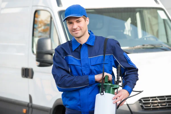 Trabajador de control de plagas con plaguicida — Foto de Stock