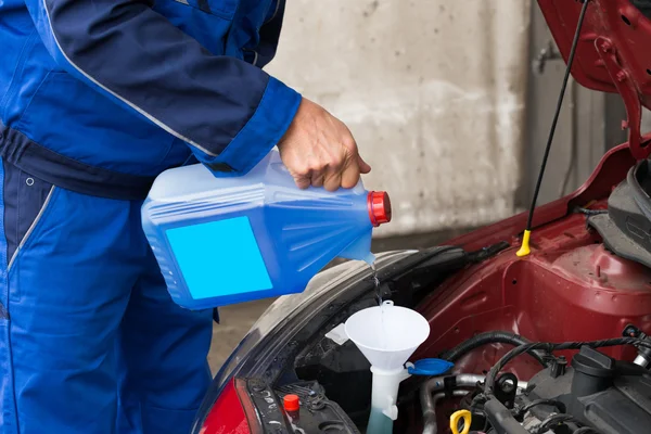 Serviceman derramando para-brisa Washer Fluid — Fotografia de Stock