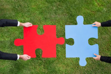İşadamları Jigsaw parçaları birleştirme