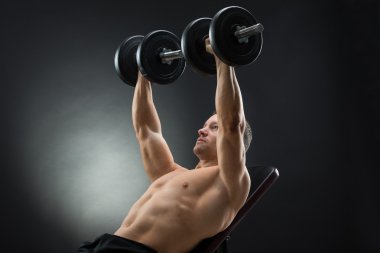 Kararlı adam halter kaldırma