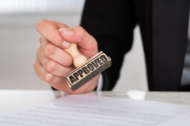 Damgalama işkadını masasında sözleşme kağıt üzerinde onaylı