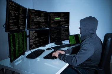 Verilerinizi çalmak üzere bilgisayarları kullanan hacker