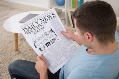 Adam evde gazetesi haber okuma
