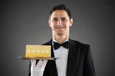 mutlu garson holding tepsi