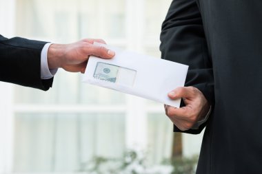 İşadamı rüşvet ortağından alma