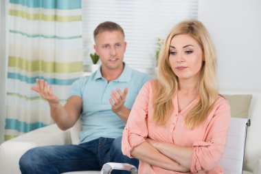 Evde Tartışan Çift