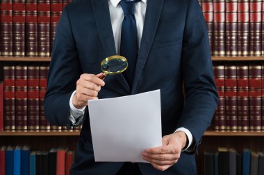 Avukat yasal belgelerin incelenmesi