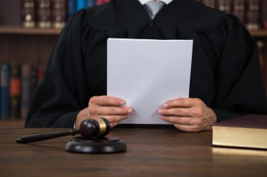 Mahkeme salonunda masada belgeyi okuma