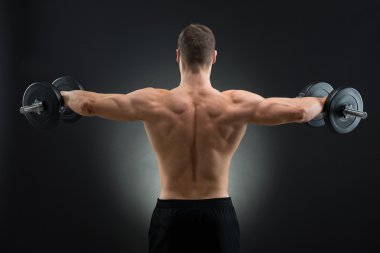 güçlü bir adam halter kaldırma