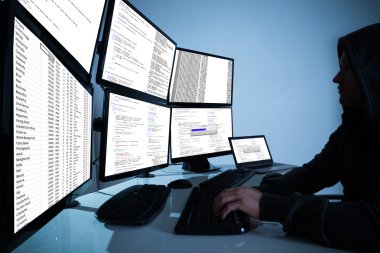 Verilerinizi çalmak üzere bilgisayarları kullanan hacker