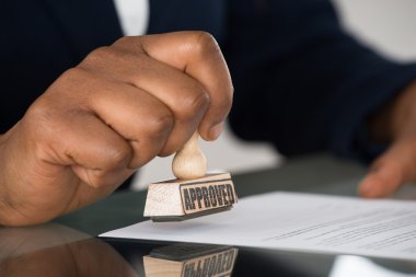 Sözleşme formunda damgalama birinin elini