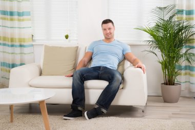 Evdeki Koltukta Rahatlayan Adam