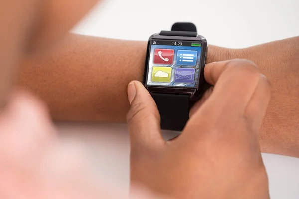 Person in der Hand trägt Smartwatch — Stockfoto