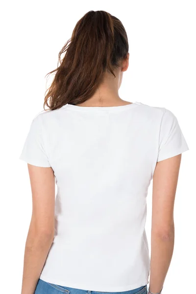 Beyaz tişörtü giyen genç kadın — Stok fotoğraf