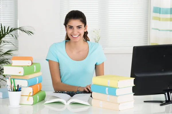 Estudante feminino usando computador — Fotografia de Stock