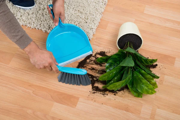 Mann reinigt Schlamm auf Fußboden — Stockfoto