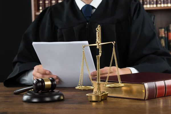 Juez leyendo documentos en el escritorio en la sala del tribunal —  Fotos de Stock