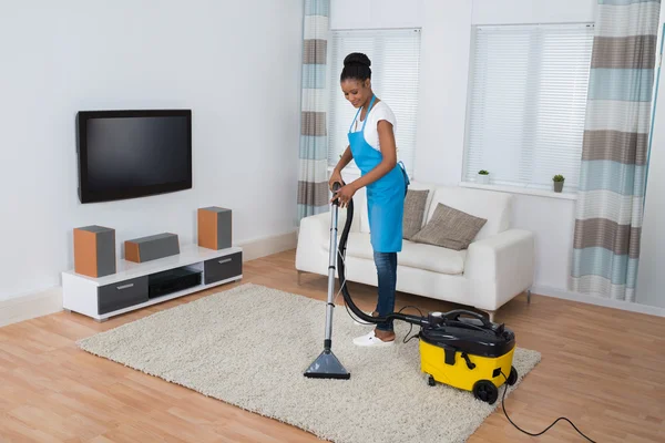 Woman Cleaning Carpet With Vacuum Cleaner — Stock Photo, Image