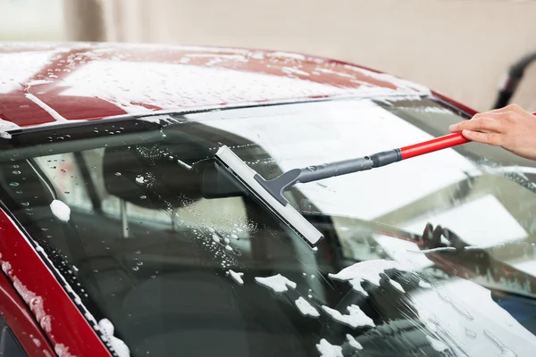 Trabajador lavando parabrisas de coche — Foto de Stock