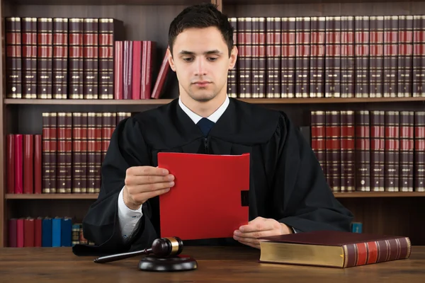 Sędzia, czytanie dokumentów prawnych, w biurku — Zdjęcie stockowe
