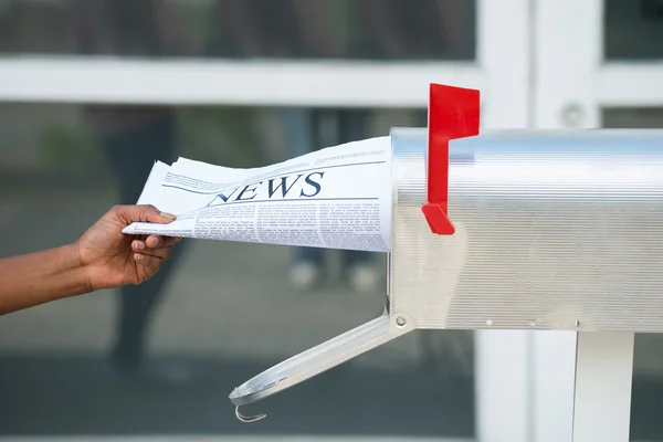 Открытие почтового ящика для удаления газет — стоковое фото