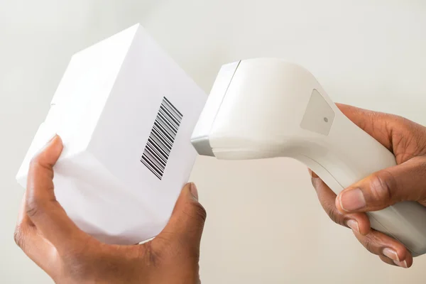 Usando el escáner de código de barras para escanear un código de barras — Foto de Stock