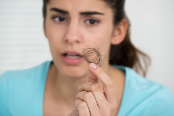 Mulher olhando para a perda de cabelo — Fotografia de Stock