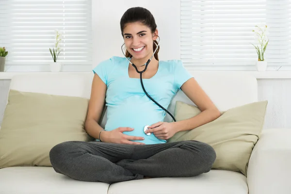 Retrato de la mujer embarazada — Foto de Stock