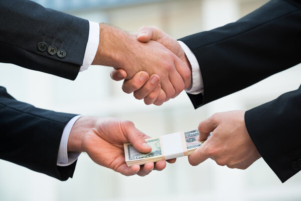 Бизнесмен пожимает руки
