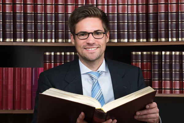 Advokát, čtení knihy v soudní síni — Stock fotografie