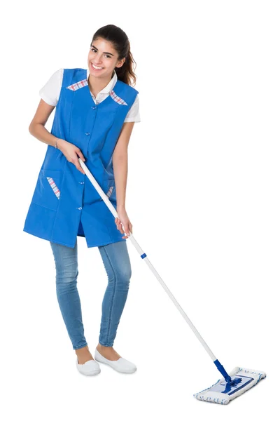 Felice femmina inserviente mopping — Foto Stock