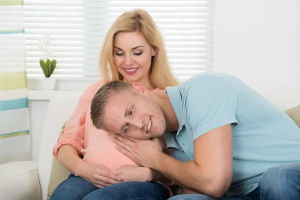 Hombre escuchando el vientre de la mujer embarazada — Foto de Stock