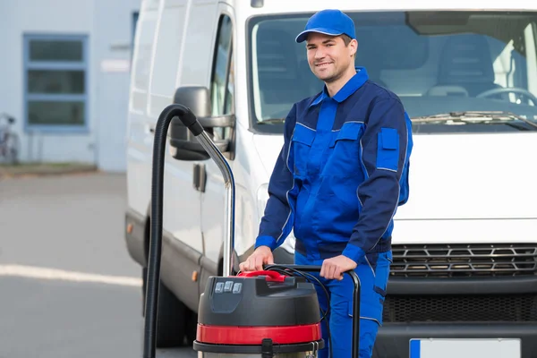 Vertrouwen Janitor permanent met stofzuiger — Stockfoto