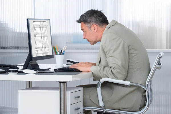 Концентрированный бизнесмен с помощью компьютера — стоковое фото