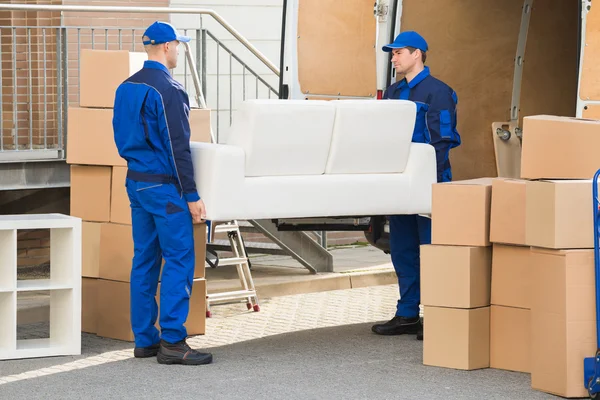 Verhuizers uitvoering Sofa buiten Truck — Stockfoto