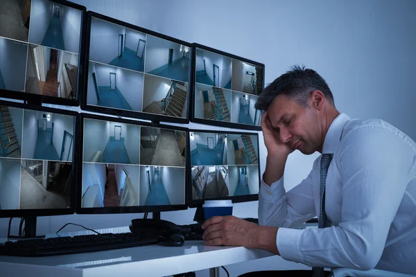 Bediener schläft während er sich auf Schreibtisch lehnt — Stockfoto