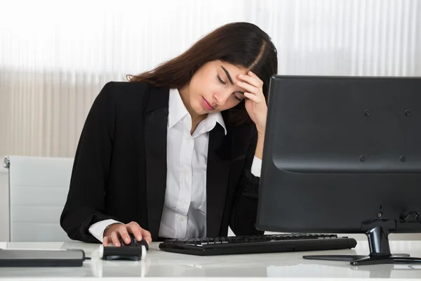 Mujer de negocios sentada en el escritorio de la computadora — Foto de Stock