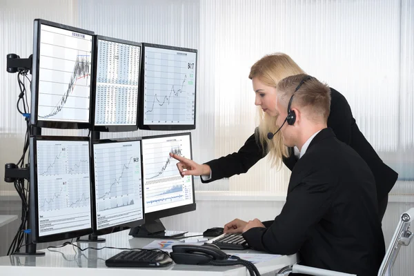 Business People Analyzing Data Displayed — Stock Photo, Image