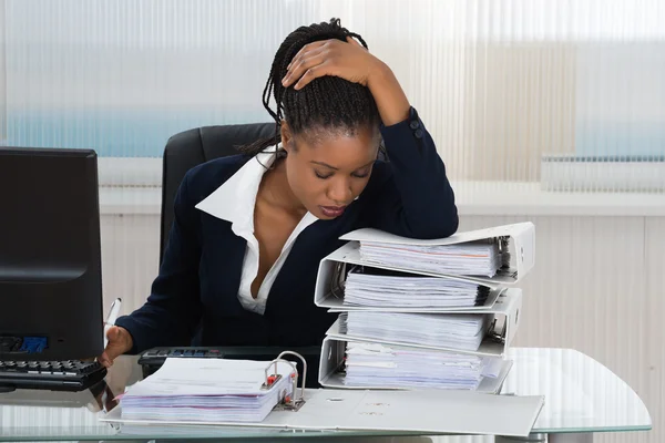 Afrikanska affärskvinna i office — Stockfoto