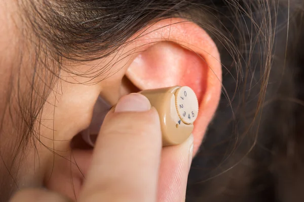 Γυναίκα φοράει ακουστικό βαρηκοΐας — Φωτογραφία Αρχείου