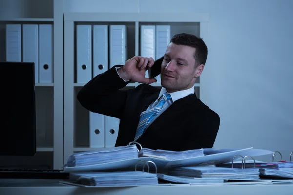 Hombre de negocios usando smartphone — Foto de Stock