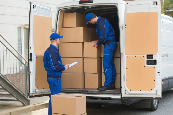 Entrega Hombres Cajas de descarga — Foto de Stock