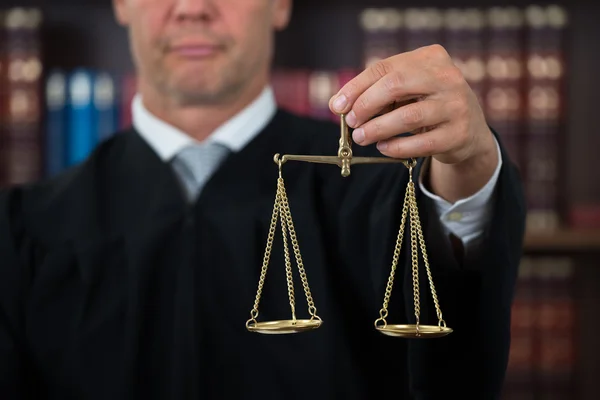 Domaren anläggning lag skalorna i rättssalen — Stockfoto