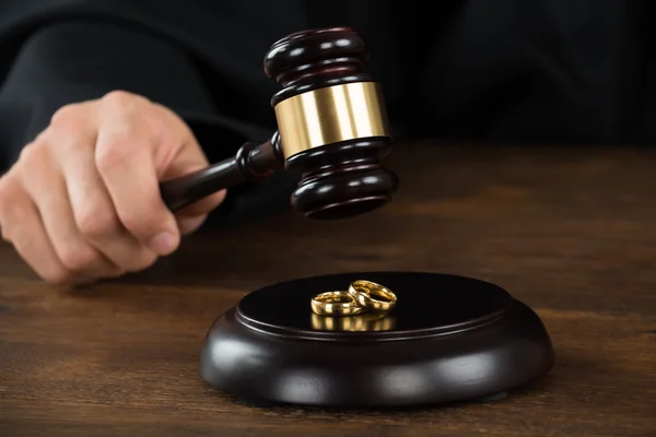 Juez de divorcio golpeando a Gavel — Foto de Stock