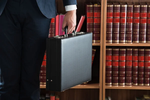 Advogado Carrying Briefcase Contra Bookshelf — Fotografia de Stock