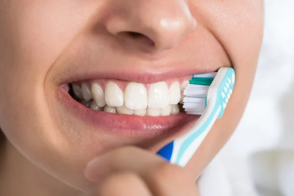 Mulher escovando os dentes em casa — Fotografia de Stock