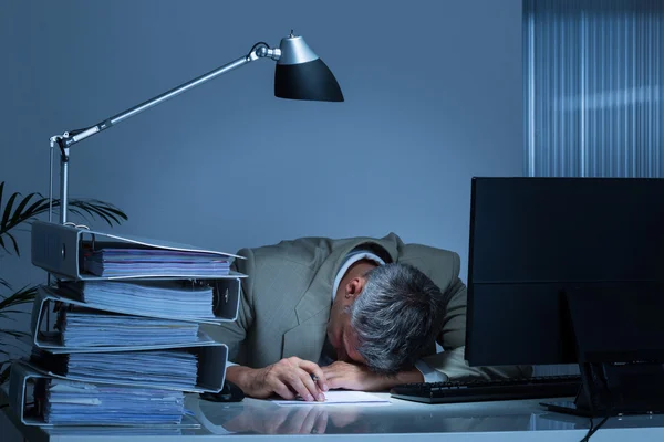 Homme d'affaires penché tête sur le bureau — Photo