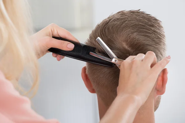 Homem recebendo corte de cabelo — Fotografia de Stock